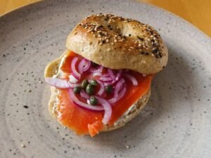 Bagel mit Lachs und Frischkäse
