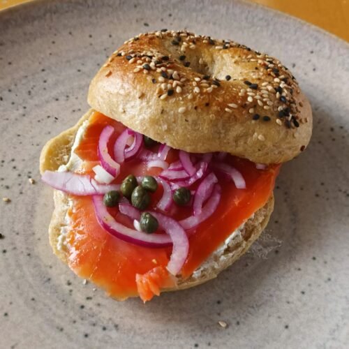 Bagel mit Lachs und Frischkäse