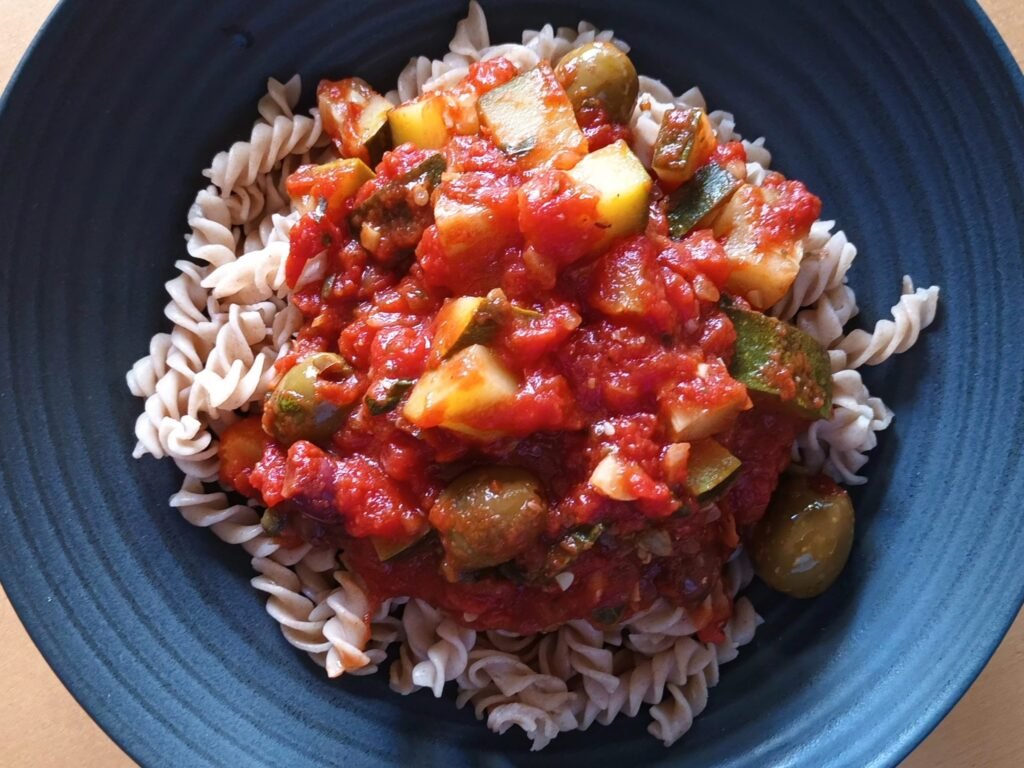 Pasta mit würziger Zucchini-Tomatensauce