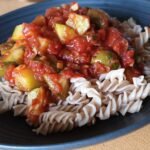 Pasta mit würziger Zucchini-Tomatensauce
