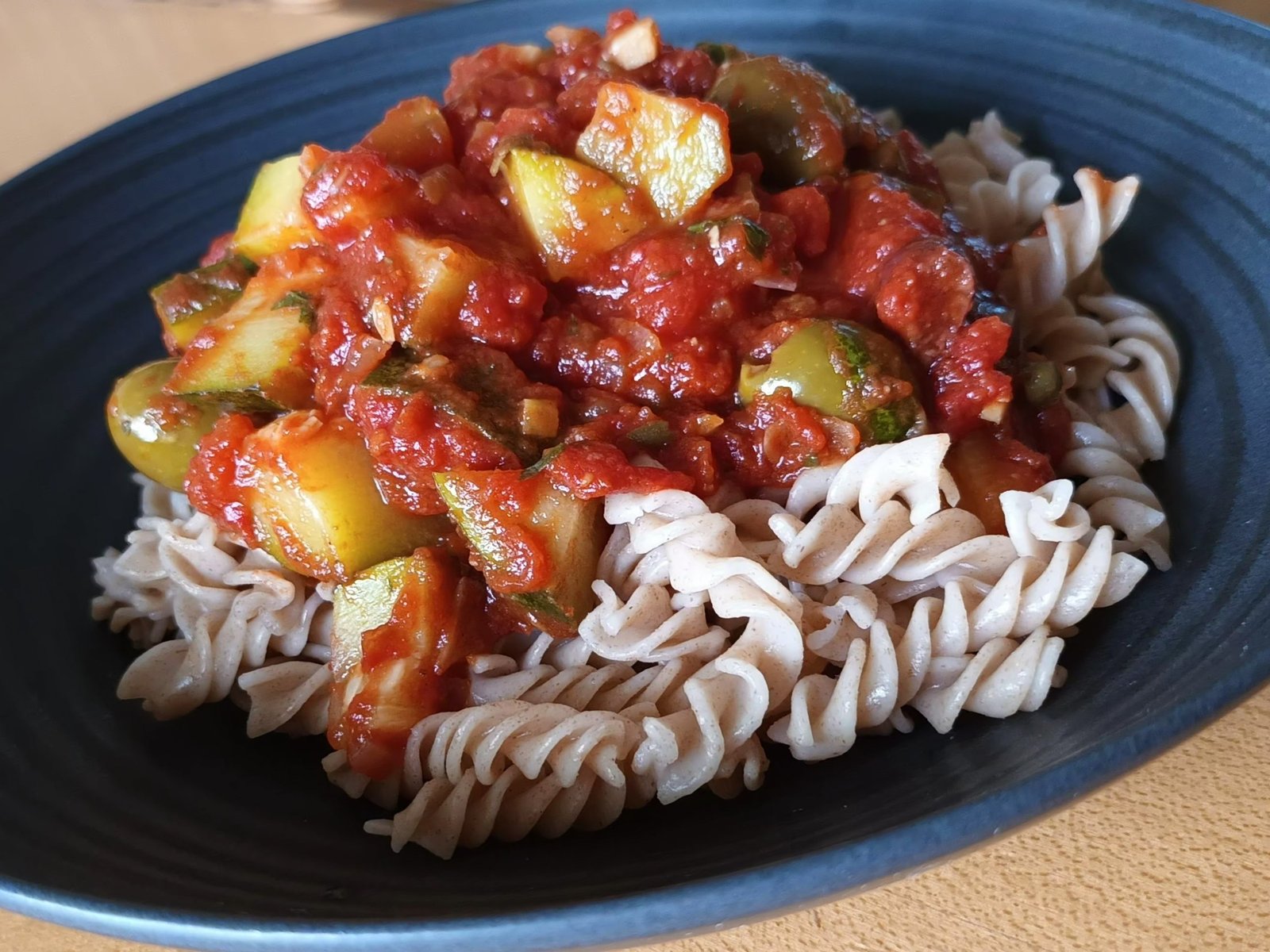 Pasta mit würziger Zucchini-Tomatensauce
