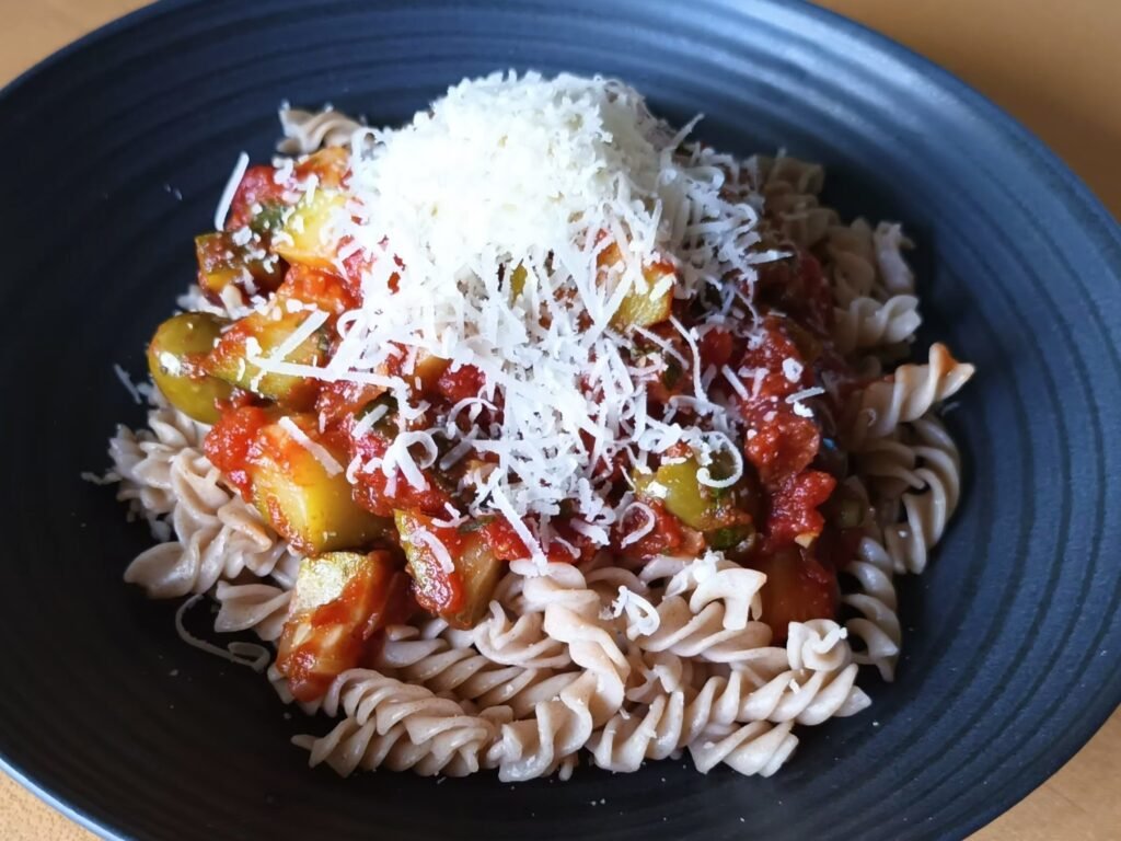 Pasta mit würziger Zucchini-Tomatensauce