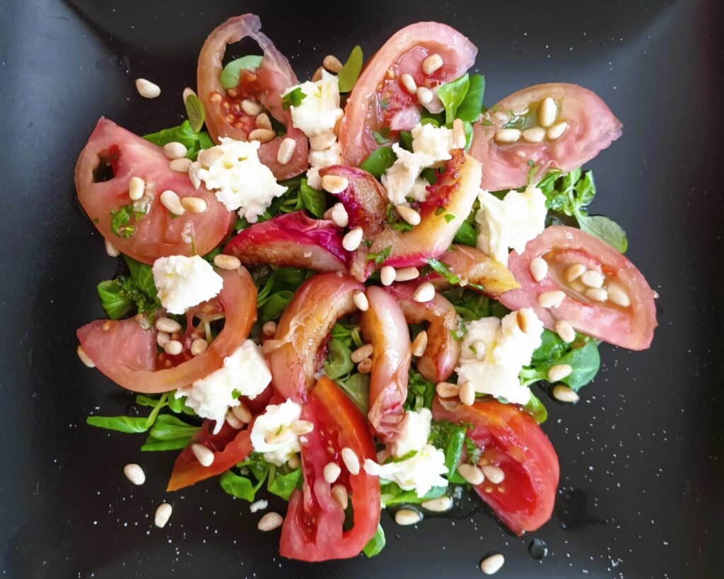 Salat mit gebratenem Pfirsich