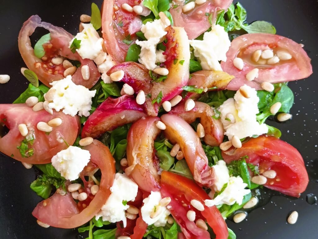 Salat mit gebratenem Pfirsich
