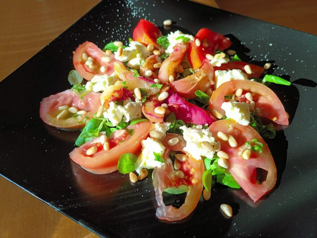 Salat mit gebratenem Pfirsich