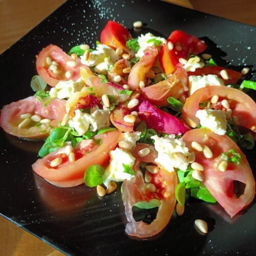 Salat mit gebratenem Pfirsich