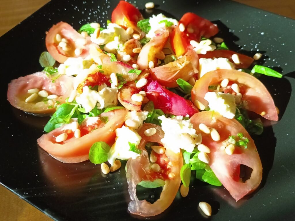 Salat mit gebratenem Pfirsich