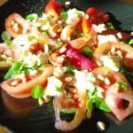 Salat mit gebratenem Pfirsich