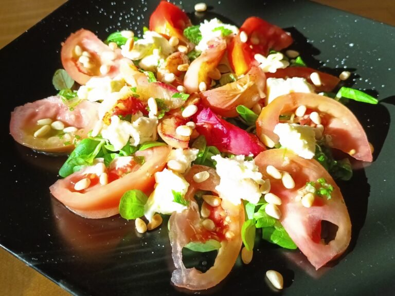 Salat mit gebratenem Pfirsich